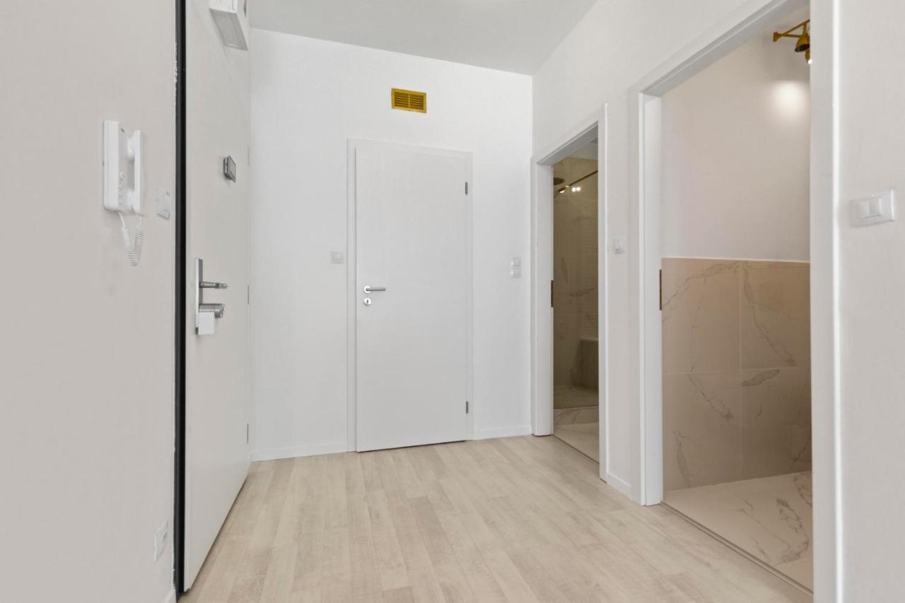 Lam Pink - Jacuzzi - Ac - Ps4 Apartment บราติสลาวา ภายนอก รูปภาพ