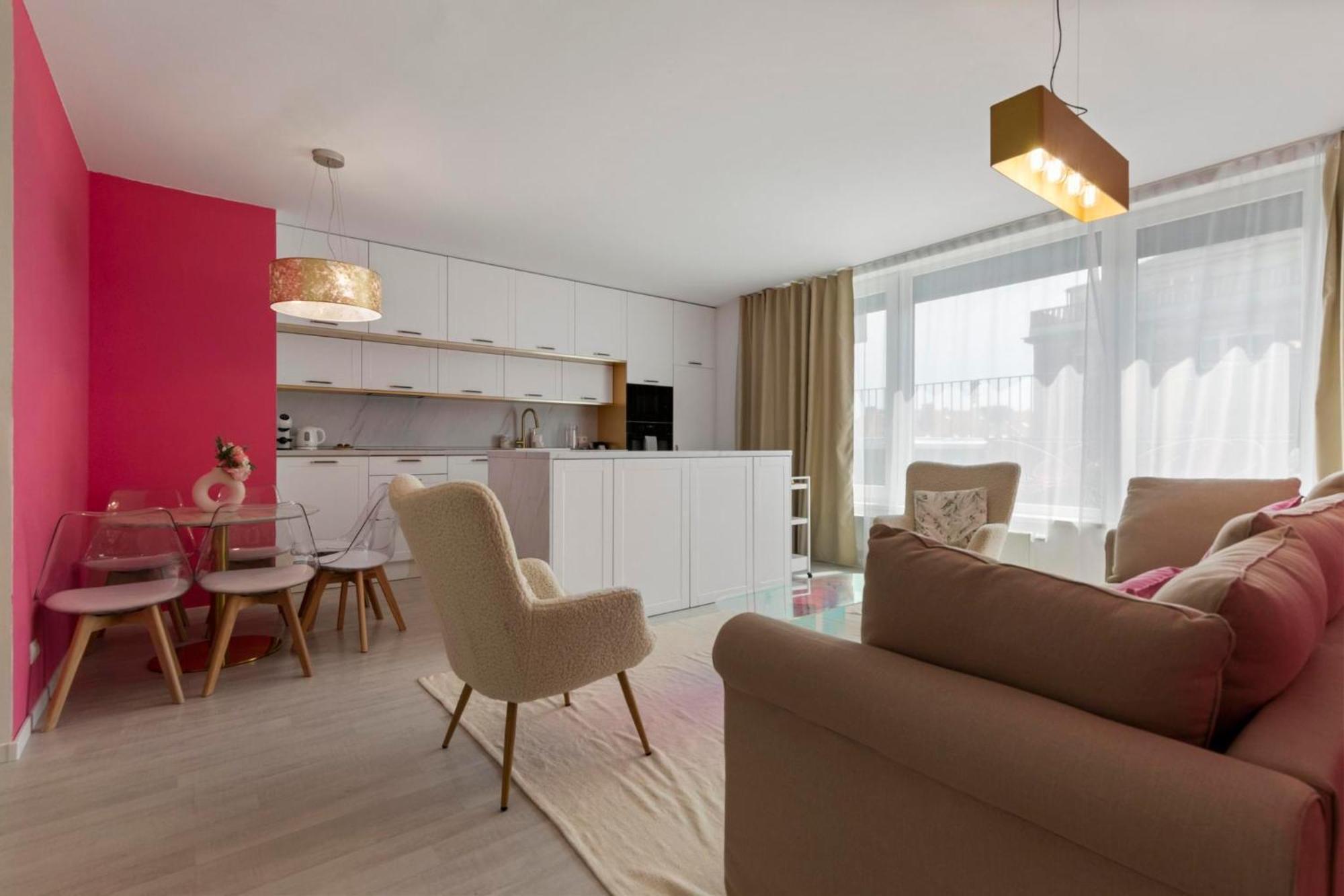 Lam Pink - Jacuzzi - Ac - Ps4 Apartment บราติสลาวา ภายนอก รูปภาพ